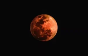 Blood Moon in India: आसमान में नजर आएगा खूनी चांद, दोपहर बाद लगेगा सूतक