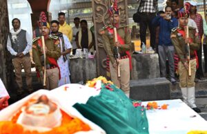 Writer Vinod Kumar Shukla: साहित्यकार विनोद कुमार शुक्ल पंच तत्व में विलीन , राजकीय सम्मान के साथ किया गया अंतिम संस्कार