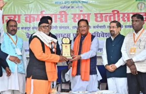 Lifetime achievement award: मुख्यमंत्री ने वीरेन्द्र नामदेव को लाइफटाइम एचीवमेंट अवॉर्ड से सम्मानित किया