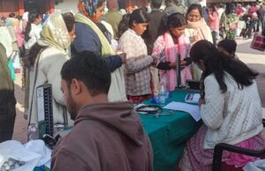 Free health camp: निः शुल्क रोग परीक्षण एवं चिकित्सीय परामर्श-शिविर का लोगों ने उठाया लाभ