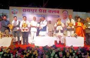 IAS preparation book released : IAS.प्रतियोगियों के लिए मुख्यमंत्री ने किया पुस्तक का विमोचन, पत्रकार वसंत वीर उपाध्याय ने लिखी है किताब