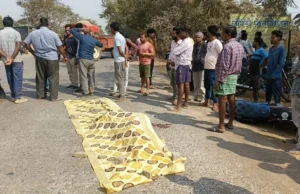 Road Accident : तेज रफ्तार वाहन की टक्कर से बाइक सवार शिक्षक की मौत, ग्रामीणों ने किया चक्काजाम
