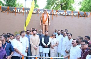 Unveiling of the Statue: मुख्यमंत्री ने किया अम्बिकापुर में भटगांव विधानसभा के पूर्व विधायक पं. रविशंकर त्रिपाठी की प्रतिमा का अनावरण