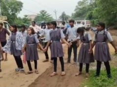 CG PM Shri School: पीएम श्री स्कूल का ये हाल , शिक्षकों की कमी के विरोध में बच्चों ने किया चक्काजाम