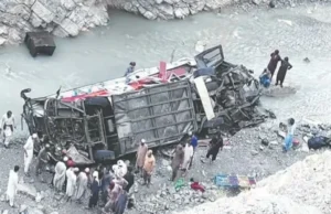 Bus accident in Pakistan : पाकिस्तान में बड़ा हादसा : गहरी खाई में गिरी यात्रियों से भरी बस; 40 लोगों की मौत