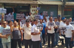 युवा व्यवसायी की शव यात्रा में पुलिस के खिलाफ तख्तियां