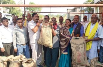 जिपं स्थाई कृषि समिति सभापति राजेश्वर ने किसानों को किया चना वितरण