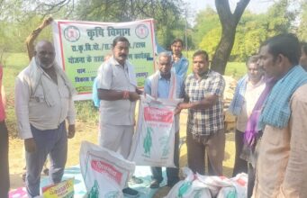 जिला पंचायत सभापति राजेश्वर न किया किसानों को मटर , मूंग बीज का वितरण
