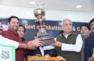 चक दे इंडिया के नारे के साथ मुख्यमंत्री ने उठाई हाकी विश्वकप की ट्राफी