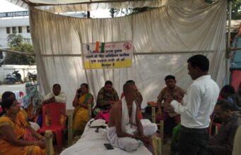 शराब दुकान हटाने अपनी चिता बनाकर लेटे अनशनकारी पर हमला , एक गिरफ्तार, बाकी की तलाश