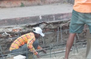 स्मार्ट सिटी में ऐसा भी नाली निर्माण , दो -दो फीट पर सरिया !