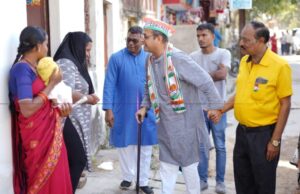 चोटिल विधायक स्टिक का सहारा लेकर वोट मांगने घर-घर पहुंचे , कांग्रेस ने बाजे -गाजे के साथ निकाली चुनावी रैली