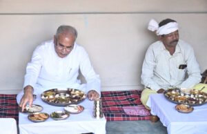 मुख्यमंत्री भूपेश बघेल ने चैतुरगढ़ क्षेत्र के ग्राम लाफा निवासी किसान होरिलाल राज के घर लिया स्वादिष्ट छत्तीसगढ़िया भोजन का स्वाद