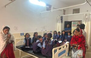 आयरन की गोली खाने के बाद 16 स्कूली बालिकाएं बीमार, सीएचसी में भर्ती कराना पड़ा