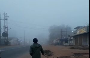 कोहरे वाली सुबह का मजा ले रहे हैं अम्बिकापुर के लोग, विजिबिलिटी कम होने से आवागमन में परेशानी