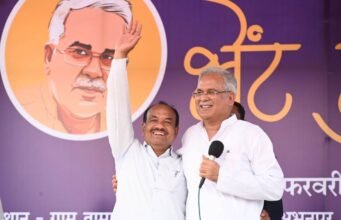 मुख्यमंत्री भूपेश बघेल को भेंट- मुलाकात में 43 साल बाद मिला दोस्त, कभी दोनों थे रूम पार्टनर