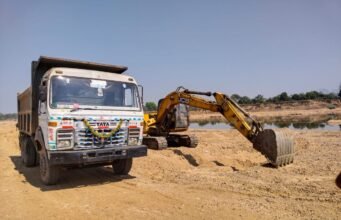 रेत की अवैध खुदाई व परिवहन में लगे दो पोकलेन, 6 हाइवा और 3 ट्रैक्टर जब्त, खनिज अमले की कार्रवाई