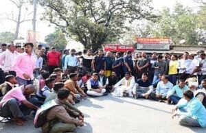 पुलिस के खिलाफ विधायक ने एनएच किया जाम, मारपीट के आरोपियों पर एफआईआर दर्ज होने पर ही धरने से उठे