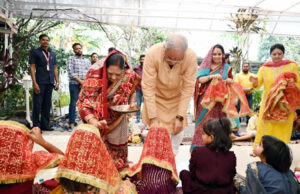 मुख्यमंत्री भूपेश बघेल ने सपत्नीक अपने भिलाई निवास में नवमी पर कन्या पूजन किया