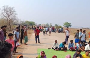 तेज रफ्तार डंपर ने पांच बच्चों को कुचला, दो की मौत, तीन की हालत गंभीर, चालक डंपर सहित फरार