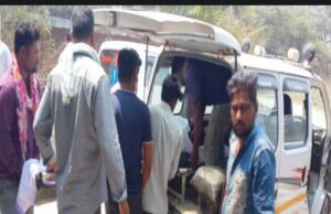 मिक्सर मशीन हाईटेंशन तार से टकराई, 5 मजदूर झुलसे, तीन की मौत ,2 की हालत गंभीर