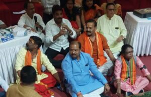 निगमायुक्त के व्यवहार को लेकर भाजपा पार्षद दल का सामान्य सभा में हंगामा, पार्षद धरने पर बैठ गए, नारेबाजी भी की