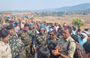 एल्यूमिना प्लांट के विरोध में लाठी-डंडे, तीर-धनुष लेकर खड़े हो गए ग्रामीण , कलेक्टर-एसपी सुरक्षा जैकेट पहनकर ग्रामीणों के बीच पहुंचे