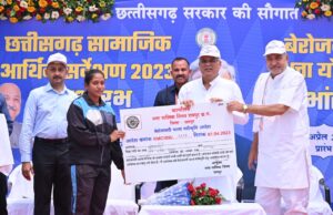 मुख्यमंत्री भूपेश बघेल ने चार बेरोजगारों को स्वीकृति आदेश देकर किया बेरोजगारी भत्ता योजना का शुभारंभ