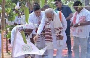 मुख्यमंत्री भूपेश बघेल ने धरती की पूजा कर मांगी प्रदेवासियों की सुख-समृद्धि व खुशहाली