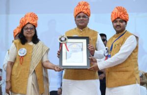 मुख्यमंत्री भूपेश बघेल व पंडवानी गायिका पद्मश्री उषा बारले को पीएचडी की मानद उपाधि
