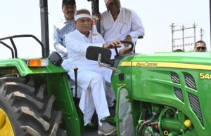 अक्ती तिहार पर मुख्यमंत्री भूपेश बघेल ने किया माटी पूजन, ट्रैक्टर चलाकर की खेत जोताई