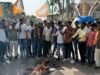 बैंक कर्मचारियों की पिटाई पर राजनीति गरमाई, भाजयुमो ने विधायक का पुतला फूंका, कांग्रेस का बैंक के सामने प्रदर्शन