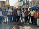 बैंक कर्मचारियों की पिटाई पर राजनीति गरमाई, भाजयुमो ने विधायक का पुतला फूंका, कांग्रेस का बैंक के सामने प्रदर्शन