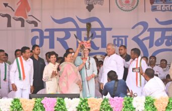 भरोसे का सम्मलेन: मुख्यमंत्री ने गौर मुकुट पहनाकर प्रियंका गांधी का किया स्वागत