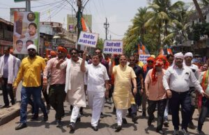 बिजली समस्या को लेकर अमर का पैदल मार्च, कहा – इस सरकार में बिजली सप्लाई ही हाफ