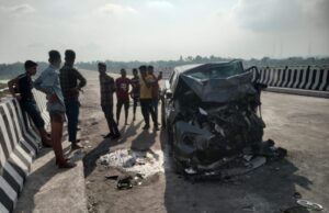 पुल पर मवेशियों से बचने की कोशिश में कार हाइवा से टकराई , 3 की मौत