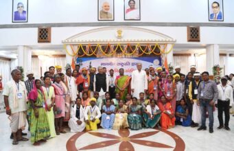 राष्ट्रपति द्रौपदी मुर्मू ने जनजातीय समाज के लोगों से किया संवाद