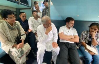 राहुल गांधी सड़क मार्ग से आए और यात्रियों से चर्चा करते इंटरसिटी के स्लीपर कोच में गए