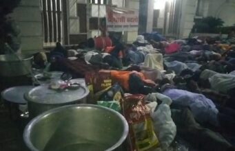 जशपुर से प्रत्याशी बदलने राशन-पानी लेकर प्रदेश भाजपा कार्यालय के सामने डटे भाजपाई, सड़क पर ही खाना-पीना और सोना