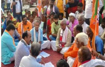 जशपुर के भाजपा कार्यकर्ताओं के साथ जमीन पर बैठकर साव ने की बात, लेकिन वे नहीं माने !
