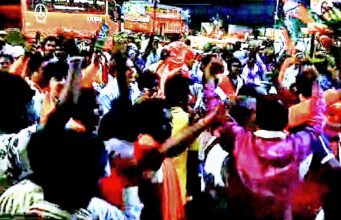 जशपुर के भाजपाई डा. मंडाविया के आश्वासन पर गदगद होकर घरों के लिए रवाना