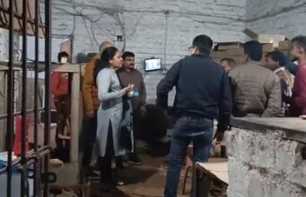 ग्राहक बनकर पहुंची आबकारी की टीम, ओवररेट में शराब बेचते पकड़ा