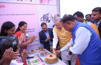 मुख्यमंत्री ने पूछा किसका जन्मदिन है , बच्चों का जवाब सुन खुद काटा केक और अपने हाथों से खिलाया