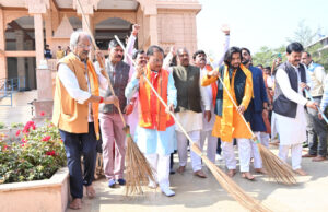 मुख्यमंत्री विष्णुदेव साय ने राजधानी के राम मंदिर में लगाई झाडू