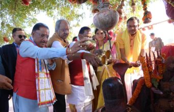 मुख्यमंत्री विष्णुदेव साय ने तातापानी में तपेश्वर महादेव की पूजा-अर्चना कर प्रदेश की खुशहाली के लिए मांगा आशीर्वाद