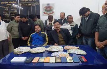 पार्षद के घर में चल रहा था जुआ, 10 जुआरियों से दो लाख रुपए जब्त