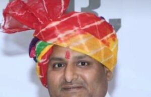 पार्षद ने शहर की जर्जर सड़कों पर विरोध प्रदर्शित किया, सदन से सड़क तक लड़ाई की दी चेतावनी