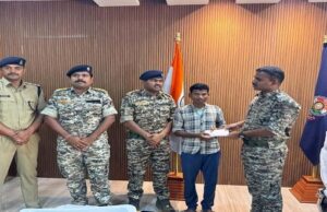 CG News : 8 लाख के इनामी नक्सली ने किया आत्मसमर्पण, ताड़मेटला हमले में शामिल था