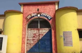 पुलिस ने जेलर को भेजा जेल , बैंक खाते में डलवाए थे कैदी से उगाही के 40 हजार, कैदियों की बेदम पिटाई की भी पुष्टि, जज से हुई थी शिकायत