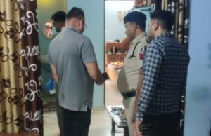 CG Crime: पुलिस कॉलोनी में महिला की गला रेतकर हत्या, हत्यारा फरार